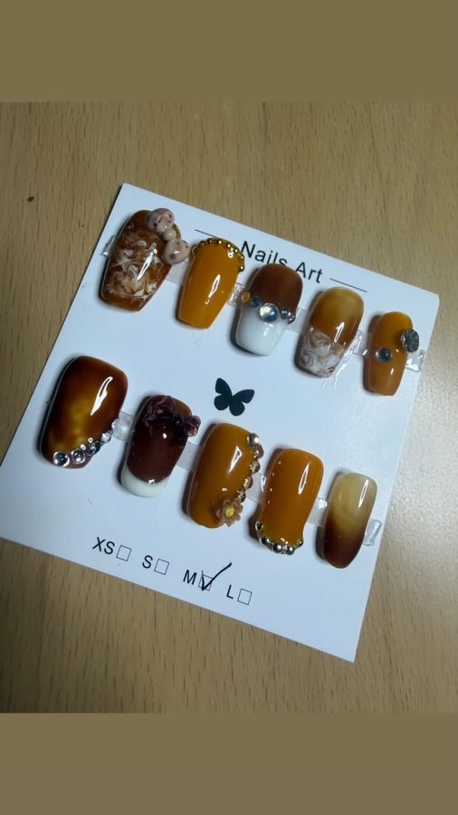 琥珀色系手工美甲片,帶蝴蝶裝飾