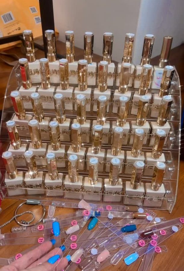美甲片製作用的色料架與大量成品
